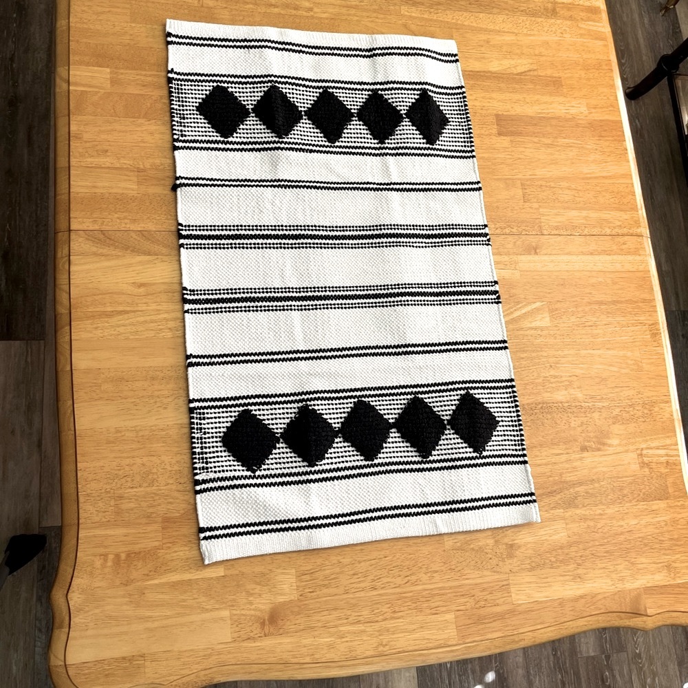 Caravan White And Black Geometric Print Woven Area Rug - 21” X 34”  🌻 NEW🌻